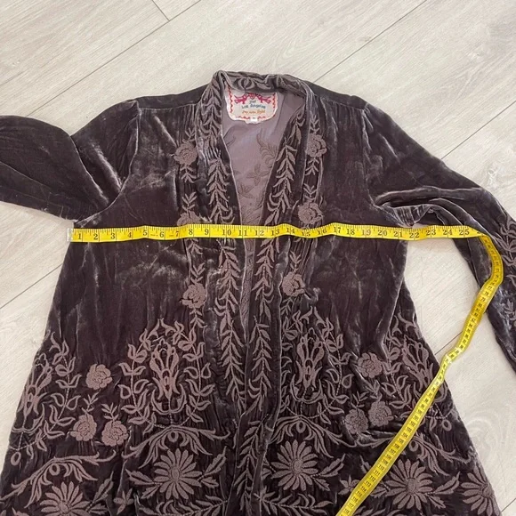 Johnny was Elegant Velvet Floral Jacket - Picture 6 of 6